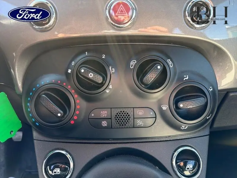 Gros plan sur la console de climatisation noire de la FIAT 500 Electroclash Grey, avec commandes rotatives et boutons lumineux.