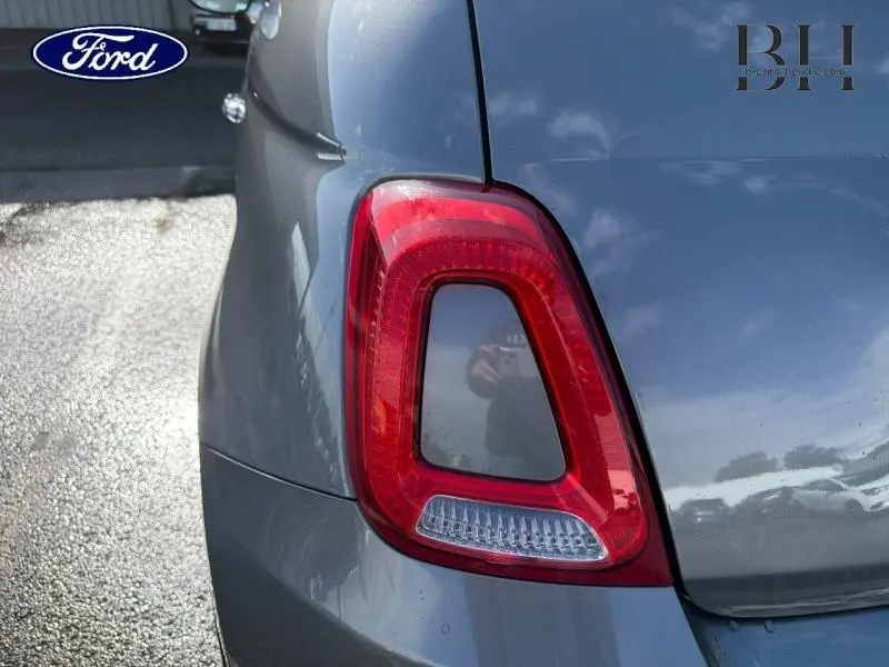 Gros plan sur le feu arrière gauche d'une FIAT 500 Electroclash Grey Métal, soulignant la teinte grise métallique.