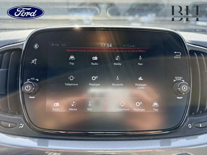 Écran tactile central de la console d'une FIAT 500 Electroclash Grey Métal, vue frontale rapprochée.
