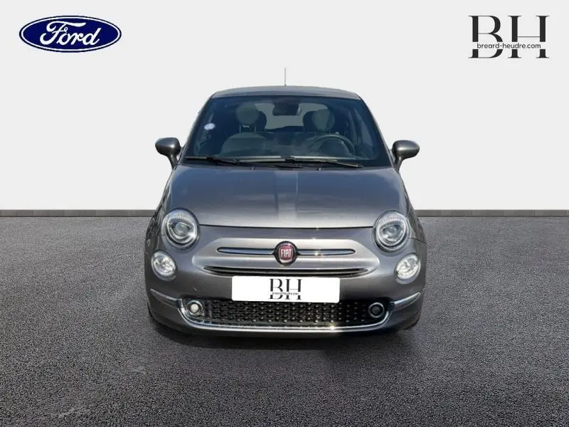 Vue avant d'une Fiat 500 1.0 70ch BSG S&S Dolcevita en Electroclash Grey Métal avec phares ronds et calandre chromée.