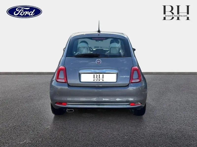 Vue arrière d'une FIAT 500 Electroclash Grey Métal 2022 avec feux rouges et lunette arrière dégivrante.
