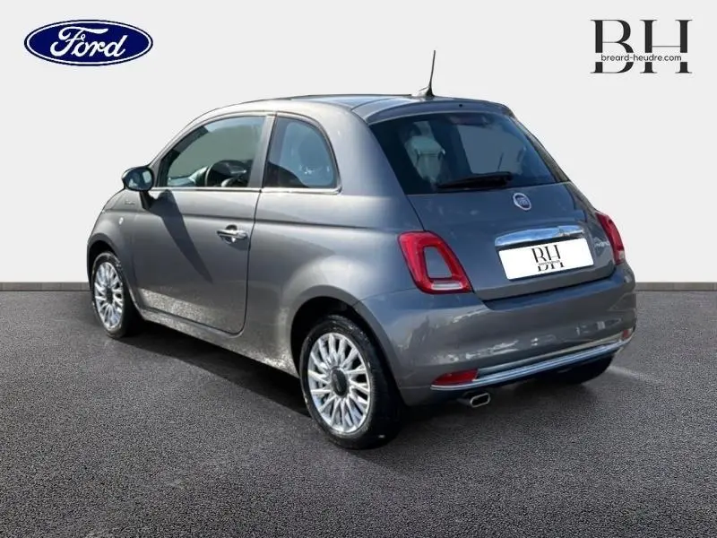 Vue 3/4 arrière droite d'une Fiat 500 2022 gris Electroclash Métal avec jantes alu et feux arrière LED.