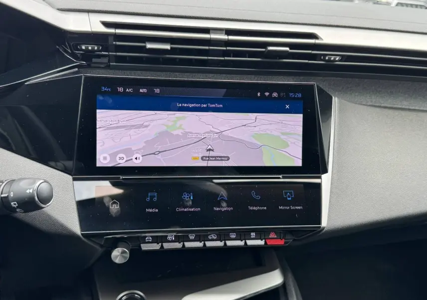 Vue rapprochée de l’écran tactile central de la Peugeot 308 1.2 Hybrid 145ch Allure, affichant la navigation.