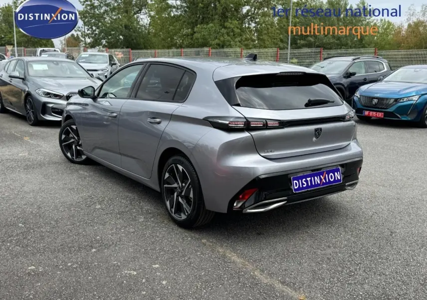 Peugeot 308 gris Artense vue 3/4 arrière droit, avec feux arrière LED et jantes alliage distinctives.