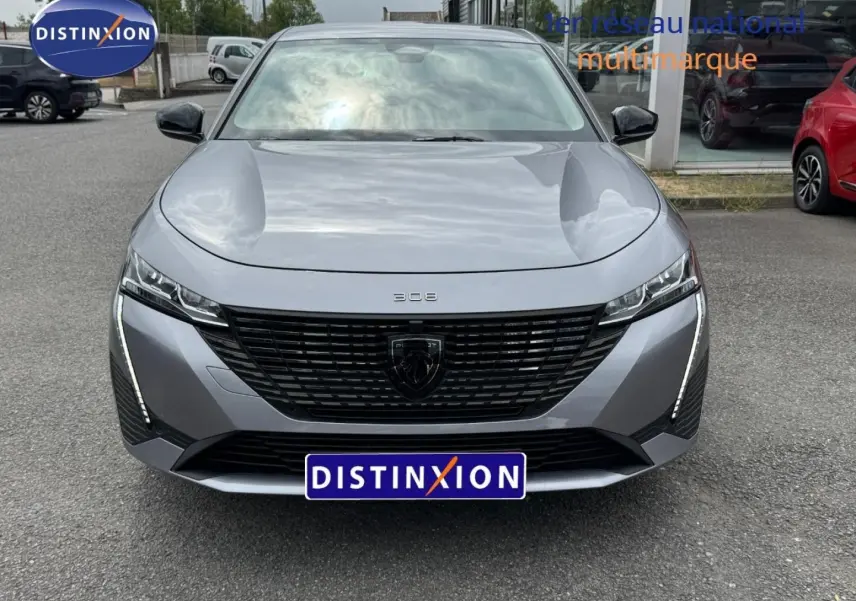 Vue avant frontale de la Peugeot 308 gris Artense avec calandre noire et feux LED verticaux distinctifs.