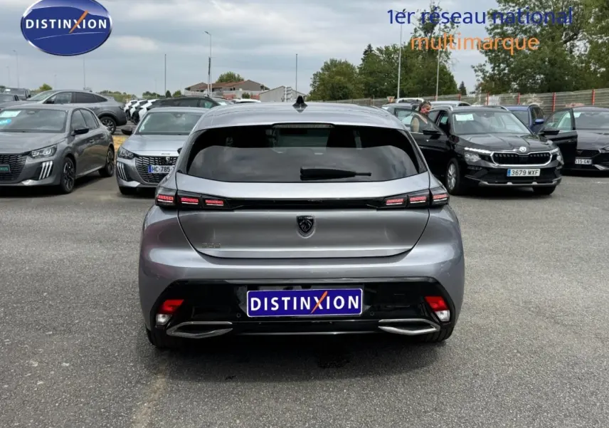 Vue arrière d'une Peugeot 308 gris Artense 2025 avec feux LED et double sortie d'échappement intégrée.