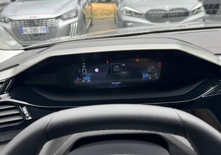 Vue intérieure du tableau de bord numérique de la Peugeot 308 gris Artense, affichant les informations de conduite.