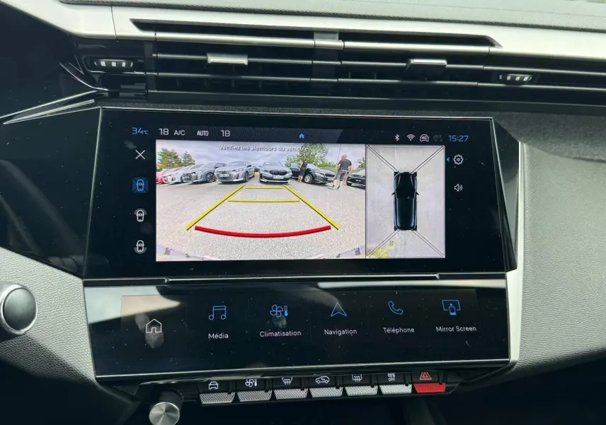 Écran tactile central de la Peugeot 308 Hybrid 2025 montrant la caméra de recul et vue 360° intérieure.