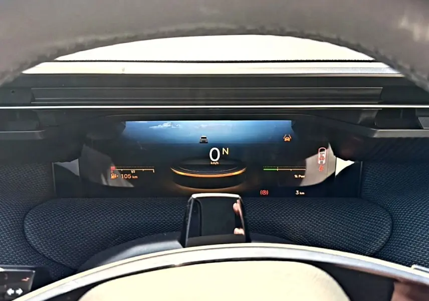 Vue rapprochée du tableau de bord numérique 10 pouces et volant multifonction de la Citroën C5 Aircross hybride 2026.