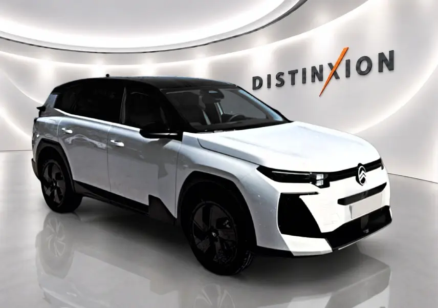 Citroën C5 Aircross hybride blanc et noir, vue 3/4 avant droit dans un showroom lumineux.