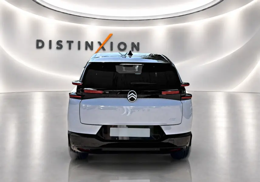 Vue arrière d'un Citroën C5 Aircross blanc et noir, avec feux LED horizontaux et toit bi-ton noir perla nera.