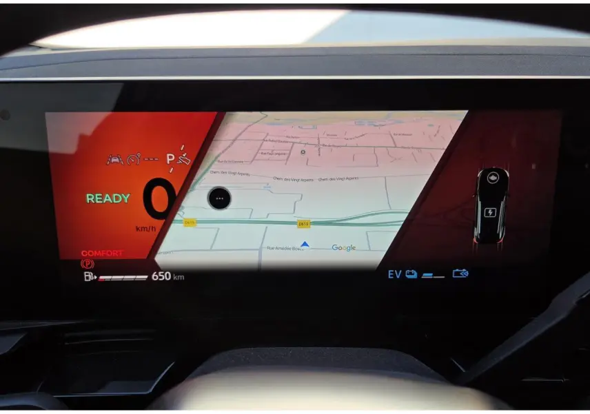 Tableau de bord numérique du Renault Austral 2025 avec affichage navigation Google et indicateurs hybrides.