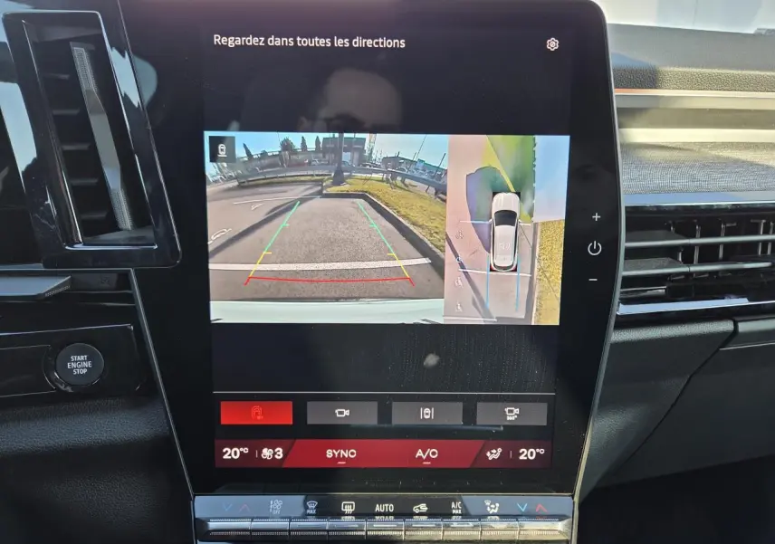 Écran tactile intérieur montrant la vue 360° et caméra de recul du Renault Austral blanc nacré avec toit noir.