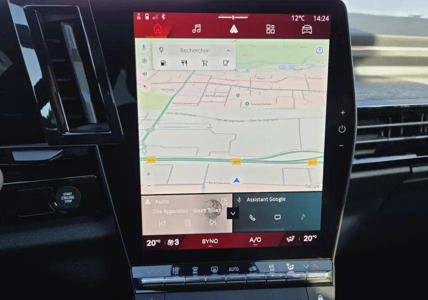 Vue rapprochée de l’écran tactile central du Renault Austral blanc nacré, affichant la navigation Google Maps.