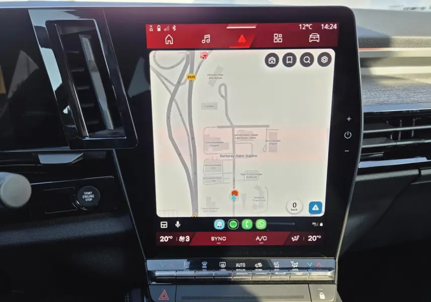 Vue rapprochée de l’écran tactile central du Renault Austral 2025 blanc nacré avec navigation et commandes climatisation.