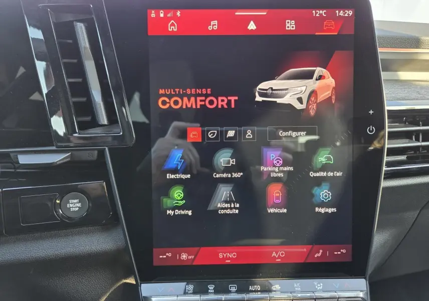 Écran tactile central du Renault Austral blanc nacré affichant le mode MULTI-SENSE Comfort avec options de conduite.