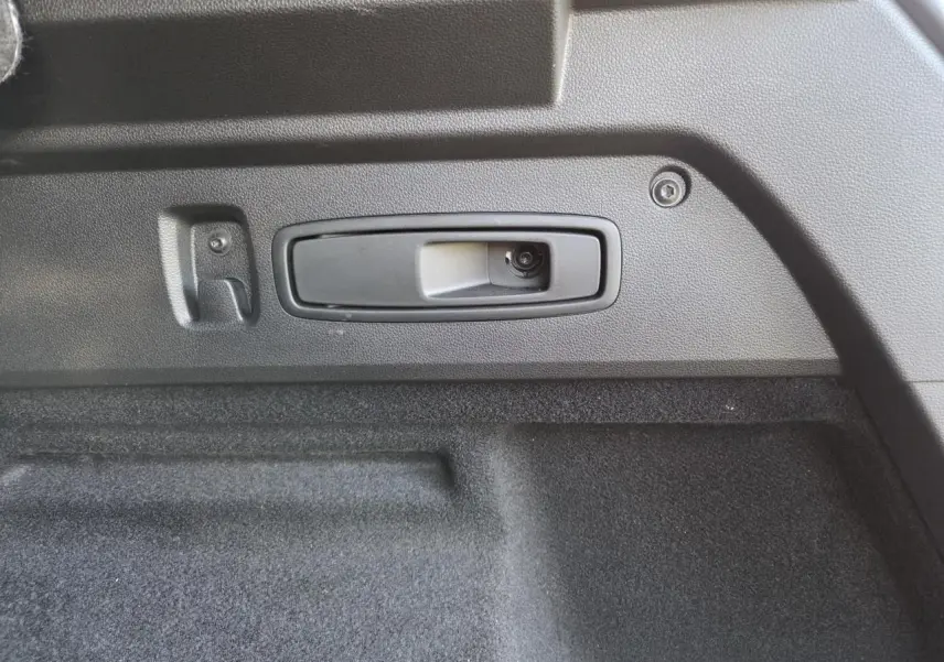 Gros plan sur la poignée intérieure du coffre du Renault Austral 2025, finition noire texturée.