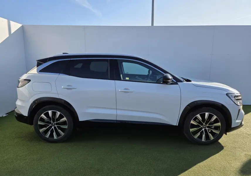Renault Austral E-Tech blanc nacré avec toit noir, vue de profil côté gauche, jantes alliage noires diamantées.