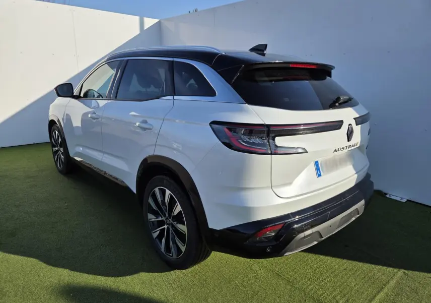 Vue 3/4 arrière droite du Renault Austral blanc nacré avec toit noir et jantes alliage noires diamantées.