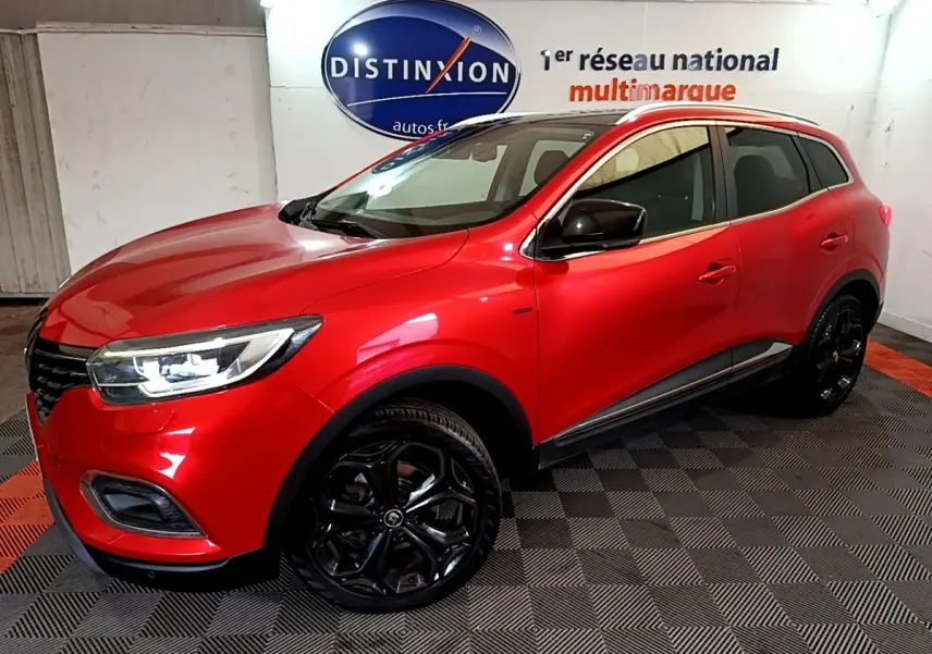 Renault Kadjar SL Black Edition rouge, vue 3/4 avant droit, jantes noires et rétroviseurs noirs brillants.