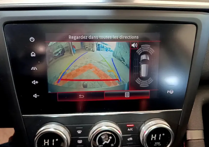 Écran tactile intérieur montrant la caméra de recul et les capteurs de stationnement du Renault Kadjar rouge, version SL Black Edition.