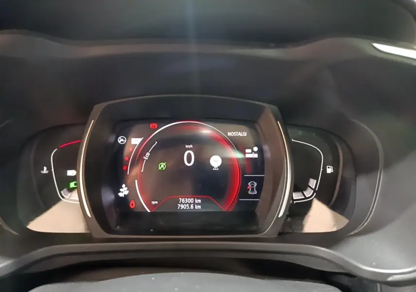 Vue rapprochée du tableau de bord numérique du Renault Kadjar SL Black Edition rouge, affichant la vitesse à 0 km/h.