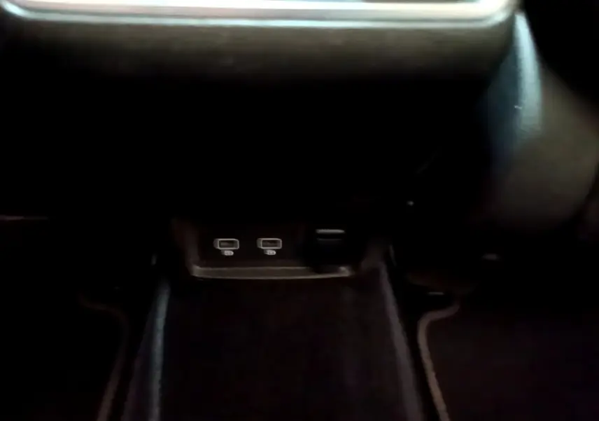 Vue rapprochée des ports USB et prise 12V noirs dans l’habitacle du Renault Kadjar rouge 2019.