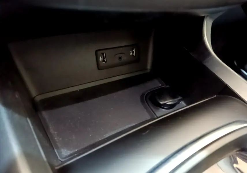 Gros plan sur la console centrale noire du Renault Kadjar SL Black Edition, avec ports USB et prise 12V visibles.