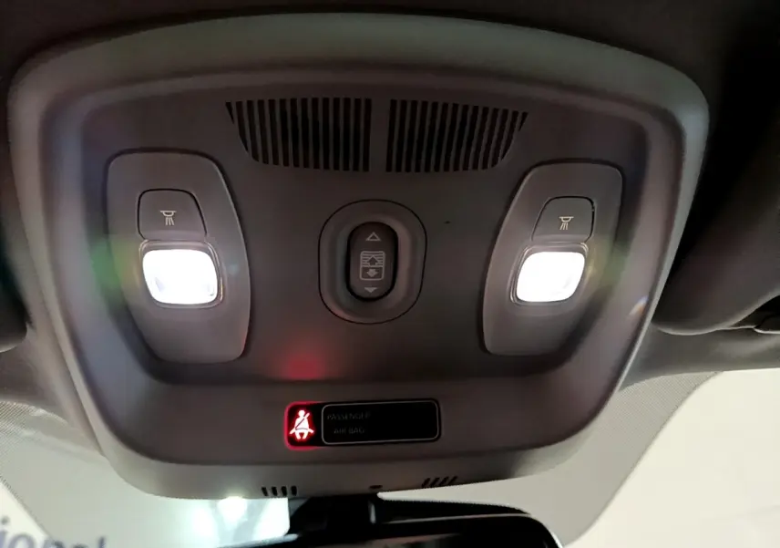 Vue intérieure du plafonnier avec éclairages de lecture allumés et témoin de ceinture passager rouge du Renault Kadjar rouge 2019.