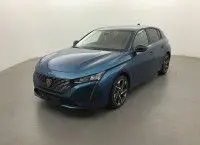 Peugeot 308 BlueHDi 130 bleu obsession vue 3/4 avant droit dans un studio, avec jantes noires et phares LED allumés.