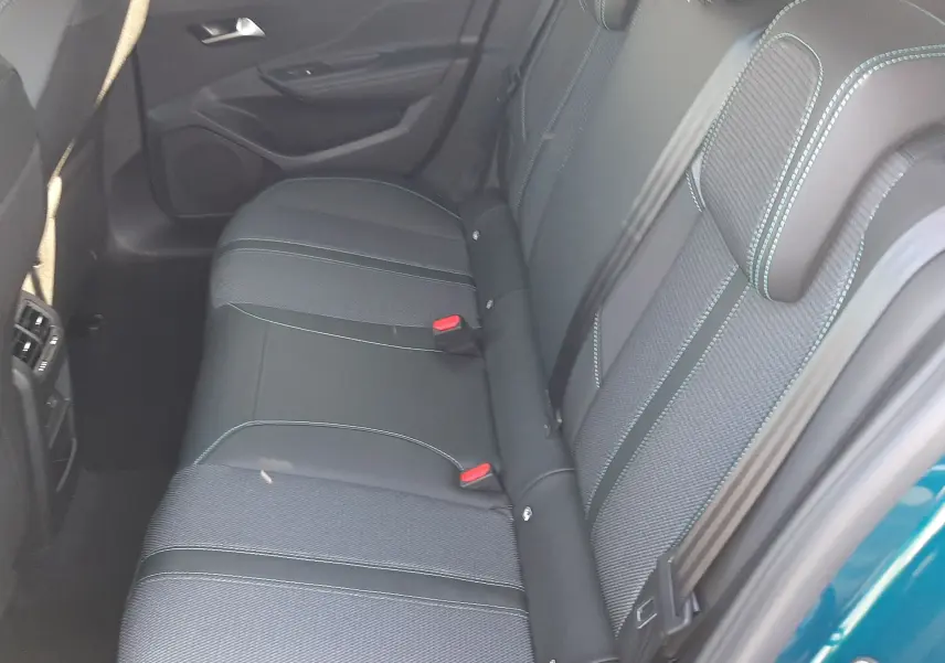 Vue intérieure côté droit sur la banquette arrière noire avec surpiqûres bleues du Peugeot 308 Bleu Obsession 2025.