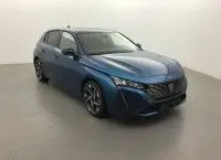 Peugeot 308 BlueHDi 130 en bleu Obsession, vue 3/4 avant droit, avec feux LED et jantes alliage sombres.