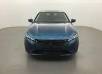 Vue de face d'une Peugeot 308 Bleu Obsession 2025, version BlueHDi 130ch avec calandre noire et feux LED allumés.