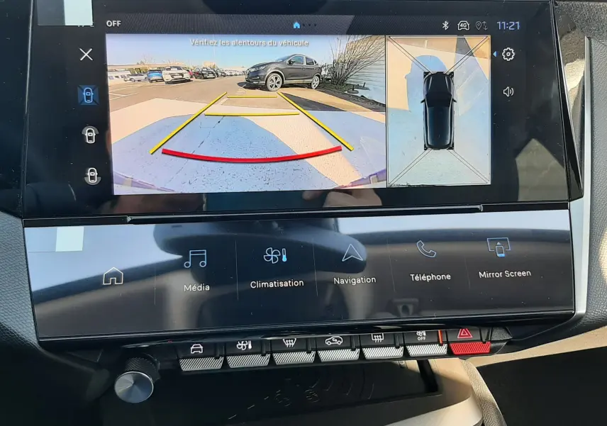 Écran tactile de la Peugeot 308 Bleu Obsession montrant la caméra 360° avec vue arrière et guidage de recul.