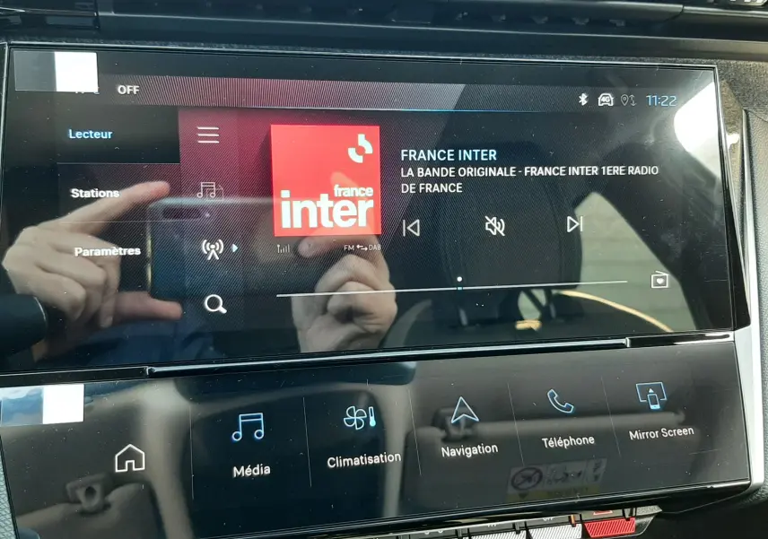 Écran tactile central de la Peugeot 308 Bleu Obsession 2025 affichant la radio France Inter et les commandes multimédia.