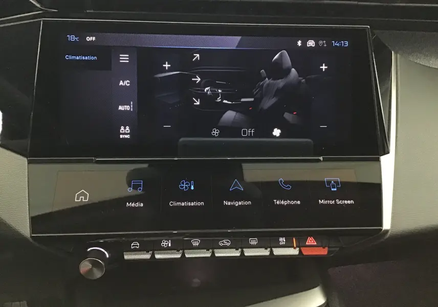Écran tactile central de la Peugeot 308 Bleu Obsession 2025, affichant les commandes de climatisation et multimédia.