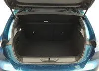 Coffre ouvert en bleu obsession d'une Peugeot 308 BlueHDi 130ch 2025, vue arrière montrant l'espace de chargement.