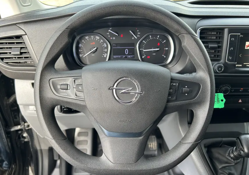 Vue rapprochée du volant noir d’un Opel Vivaro Combi 2022 avec tableau de bord et commandes visibles.