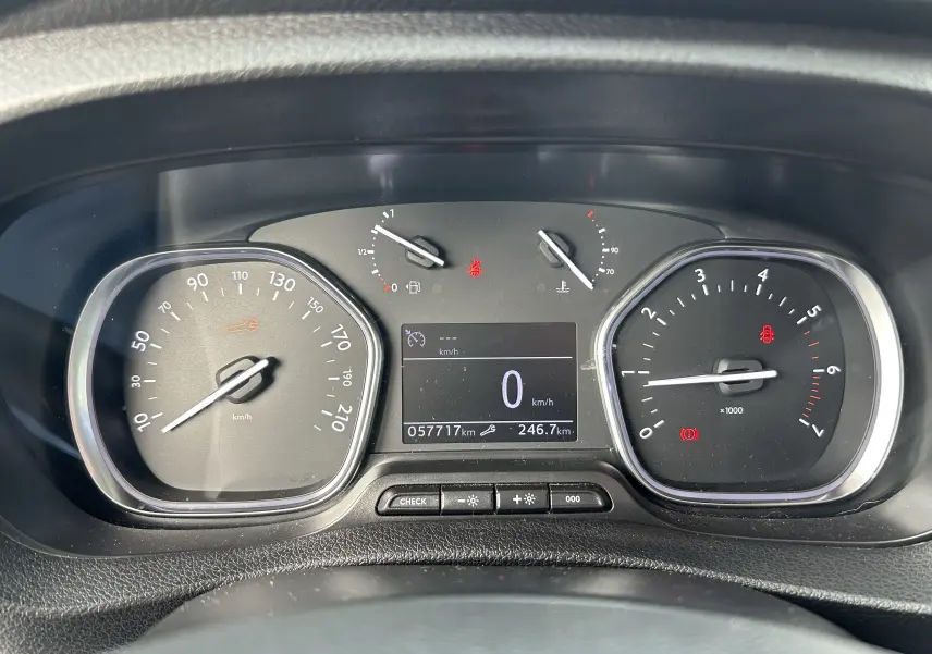 Vue rapprochée du tableau de bord noir de l'Opel Vivaro Combi avec compteurs analogiques et écran digital central.