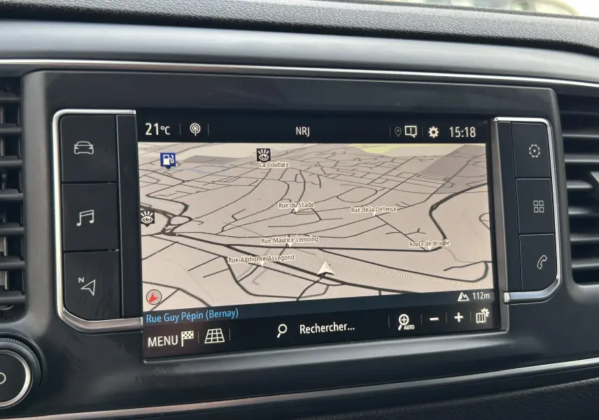 Écran tactile central du tableau de bord de l’Opel Vivaro Combi noir, affichant la navigation GPS en vue carte.