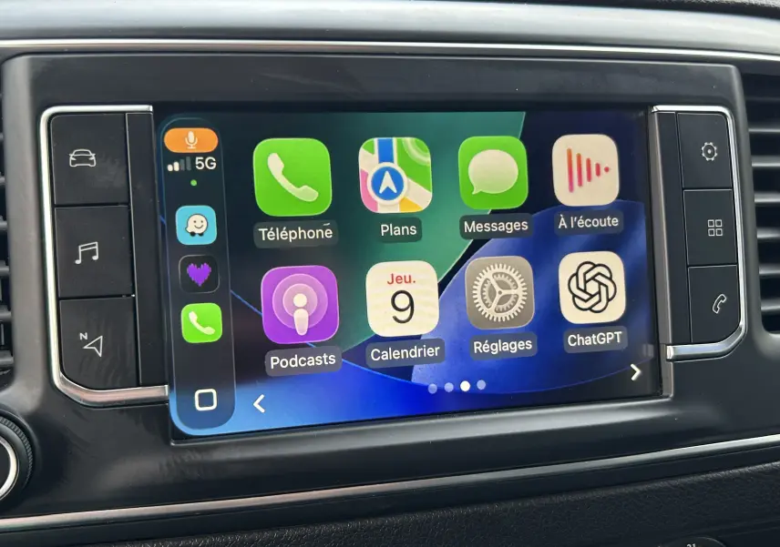Écran tactile central de l’Opel Vivaro Combi noir, affichant interface Apple CarPlay avec applications colorées.
