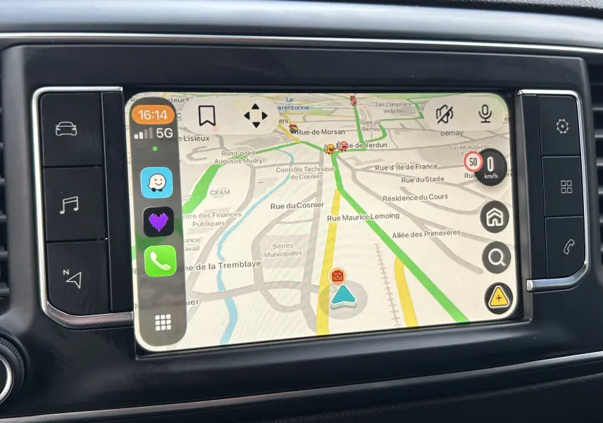 Écran tactile du système de navigation de l'Opel Vivaro Combi noir, affichant une carte routière détaillée.