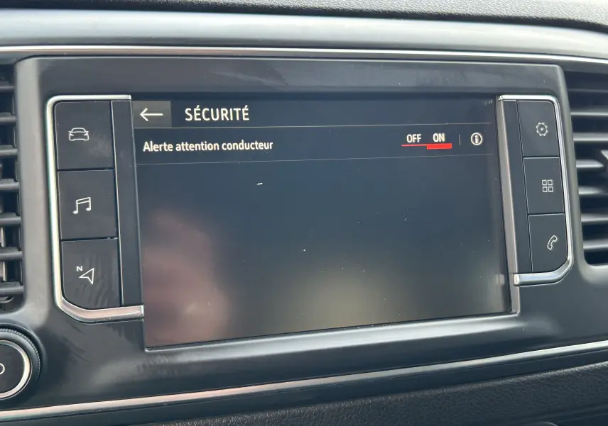 Écran tactile central de l’Opel Vivaro Combi noir, affichant le menu sécurité avec l’alerte conducteur activée.