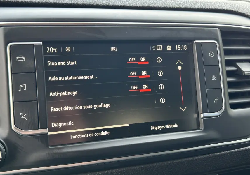 Écran tactile central de l’Opel Vivaro Combi noir affichant les réglages d’aide à la conduite en intérieur.