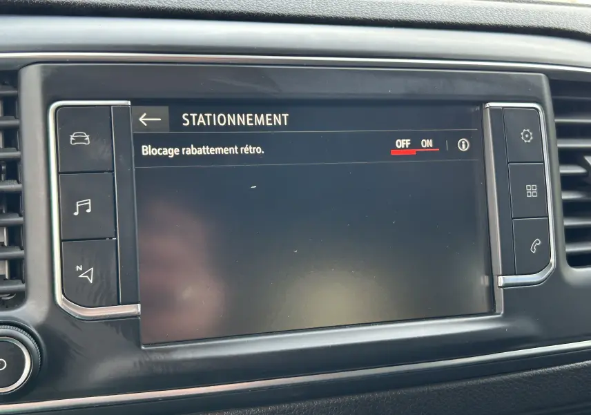 Écran tactile central du tableau de bord de l'Opel Vivaro Combi noir, affichant le réglage de blocage rabattement rétroviseur.