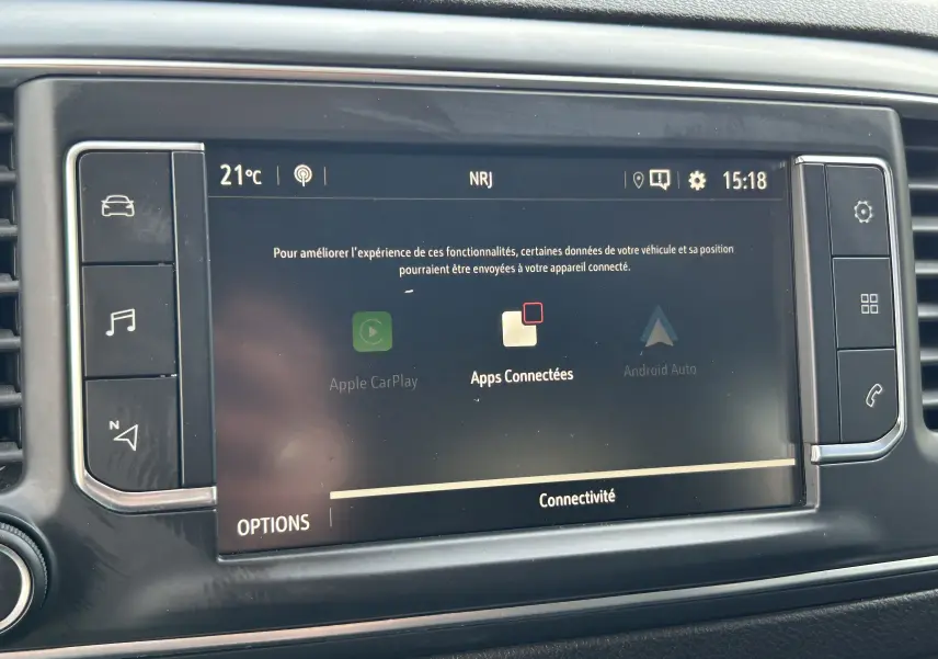 Écran tactile central du tableau de bord de l’Opel Vivaro Combi noir, affichant les options Apple CarPlay et Android Auto.