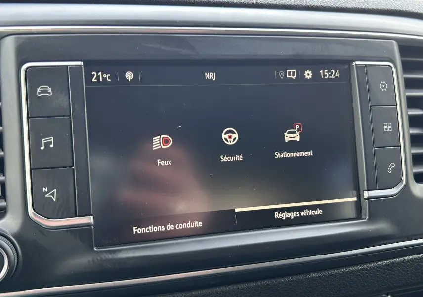 Écran tactile central du tableau de bord de l'Opel Vivaro Combi noir, affichant les options Feux, Sécurité et Stationnement.