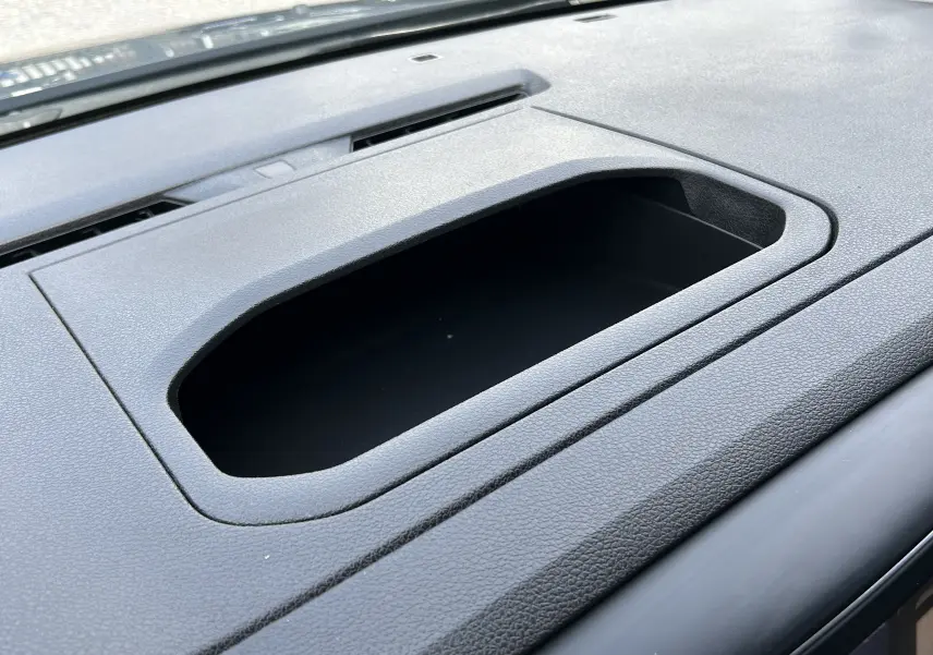 Détail du rangement ouvert sur le tableau de bord noir de l'Opel Vivaro Combi Zafira Life L3 2022.