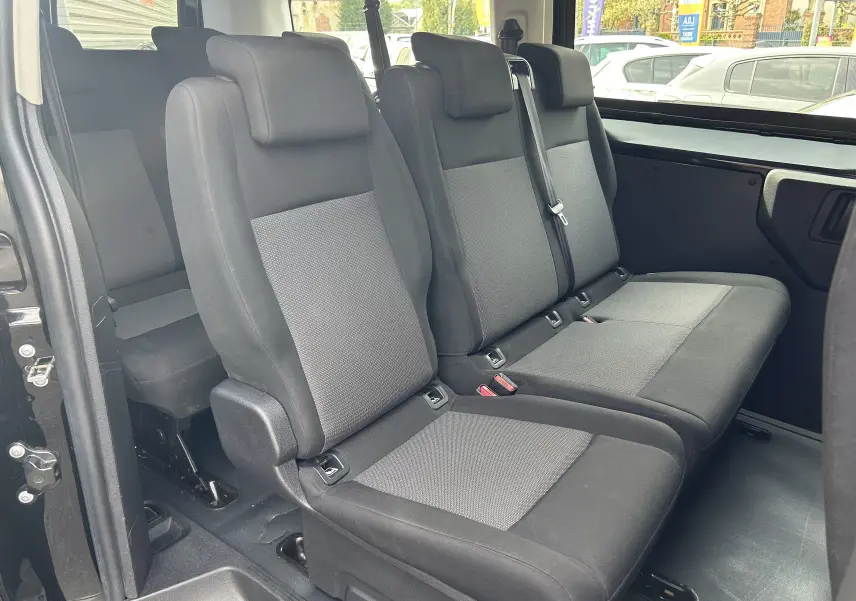 Vue intérieure côté droit sur les sièges tissu gris et noir du Opel Vivaro Combi Zafira Life L3 2022.