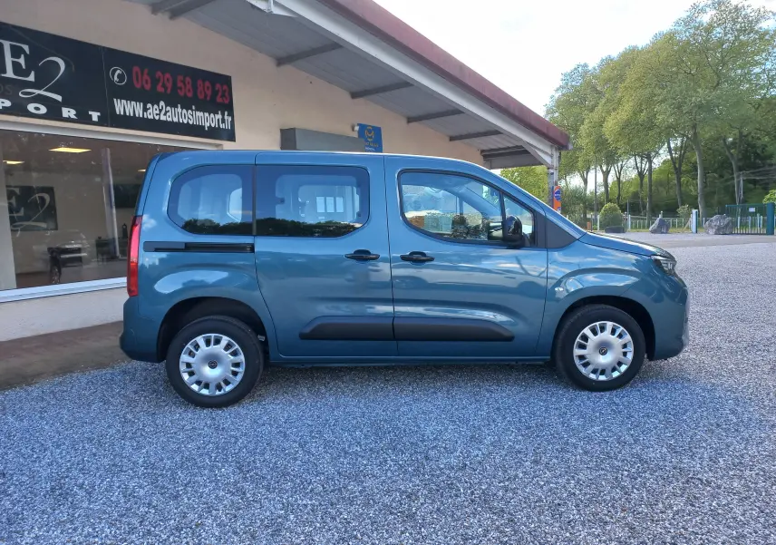 Profil latéral droit d’un Opel Combo Life bleu Kiama 2025, avec portes coulissantes et jantes acier.
